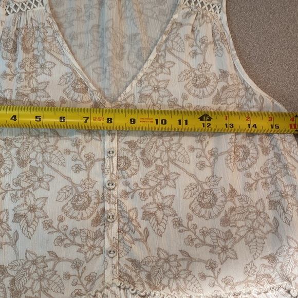 Kismet - floral sleeveless Rayon top. Size M - Picture 5 of 7